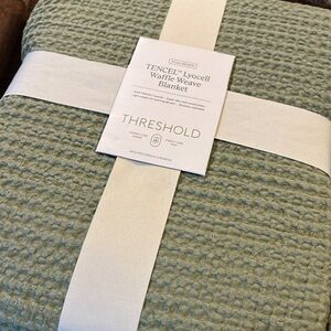 NWT Threshold Blanket Reg/ Queen Size 90x92 in.